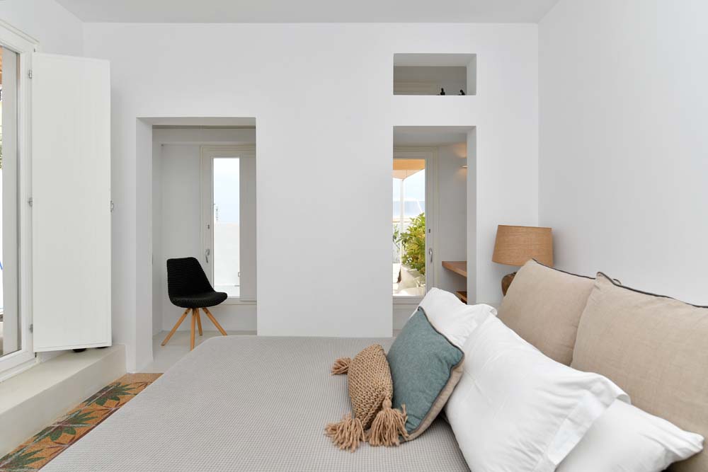 thiro-santorini-villas-deluxe-villa-photo-gallery-12